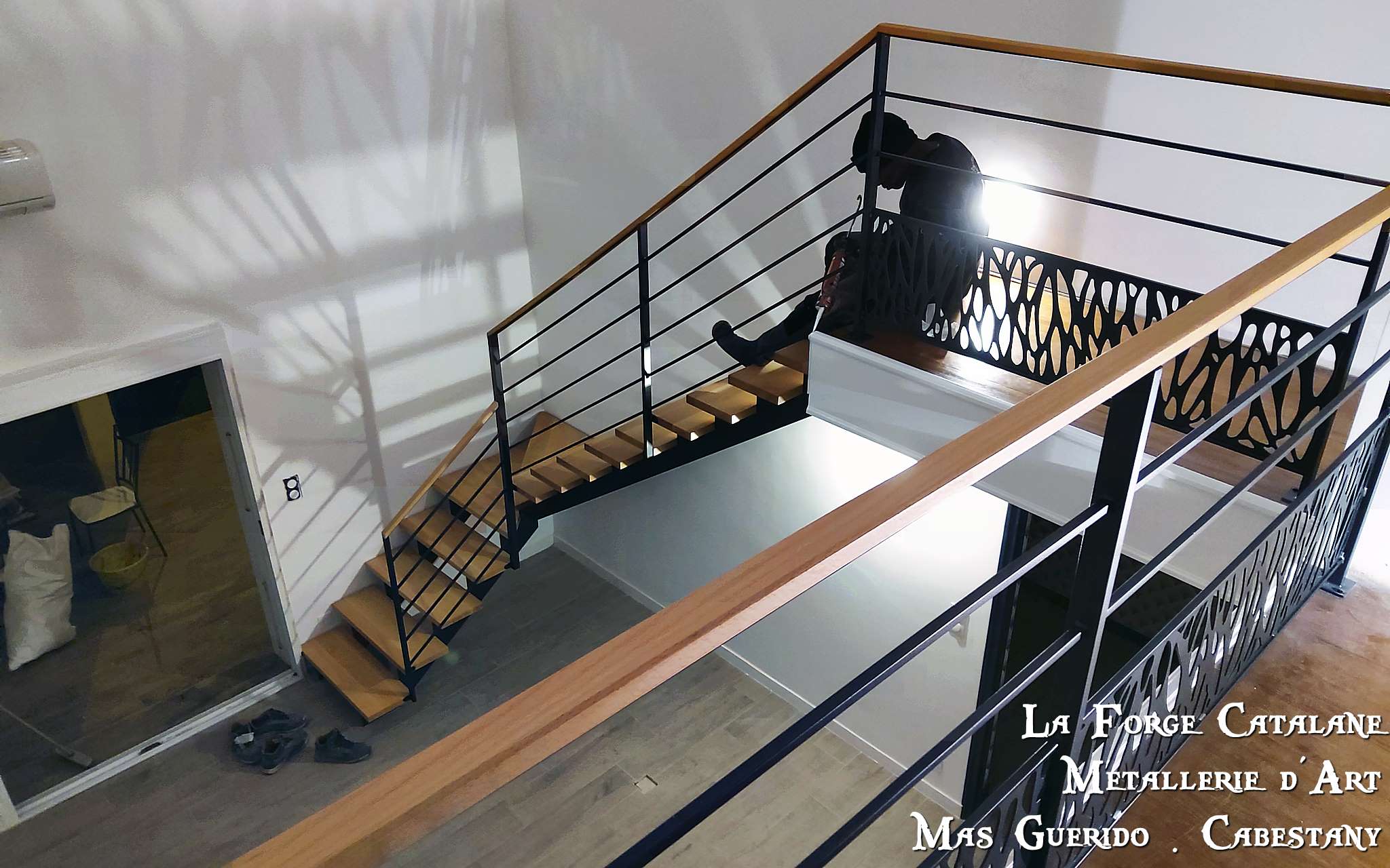 escalier marches et mains courante en bois rampant avec decoupe laser  forge catalane.jpg